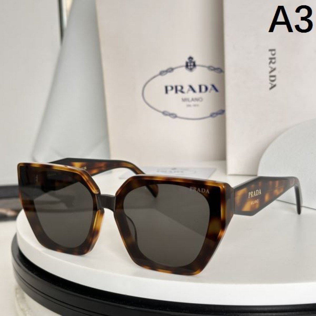 完璧なシルエット PRADA プラダ コピー サングラス 春夏の必需品