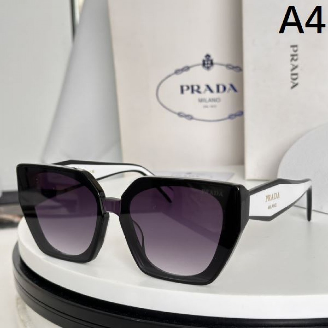完璧なシルエット PRADA プラダ コピー サングラス 春夏の必需品