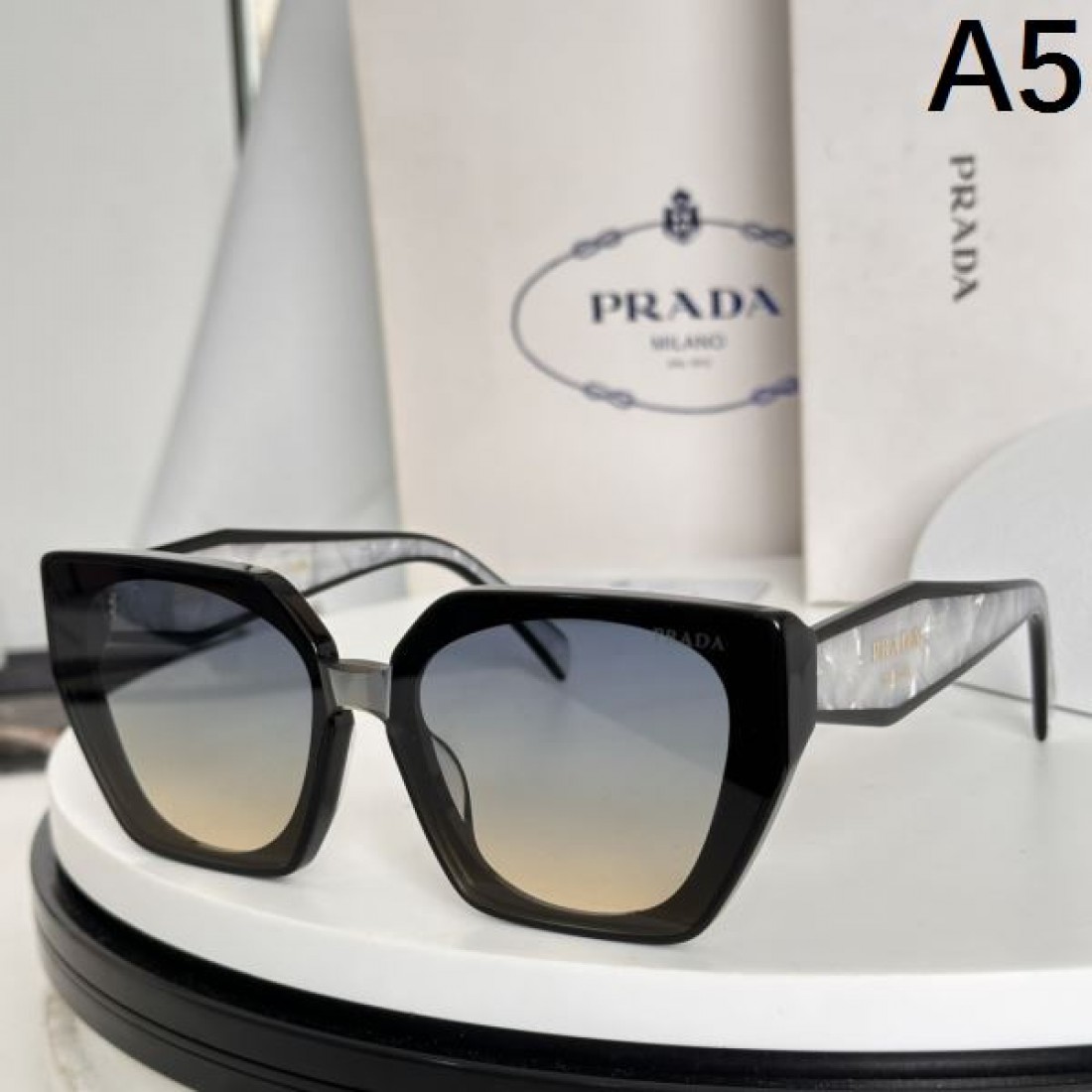 完璧なシルエット PRADA プラダ コピー サングラス 春夏の必需品