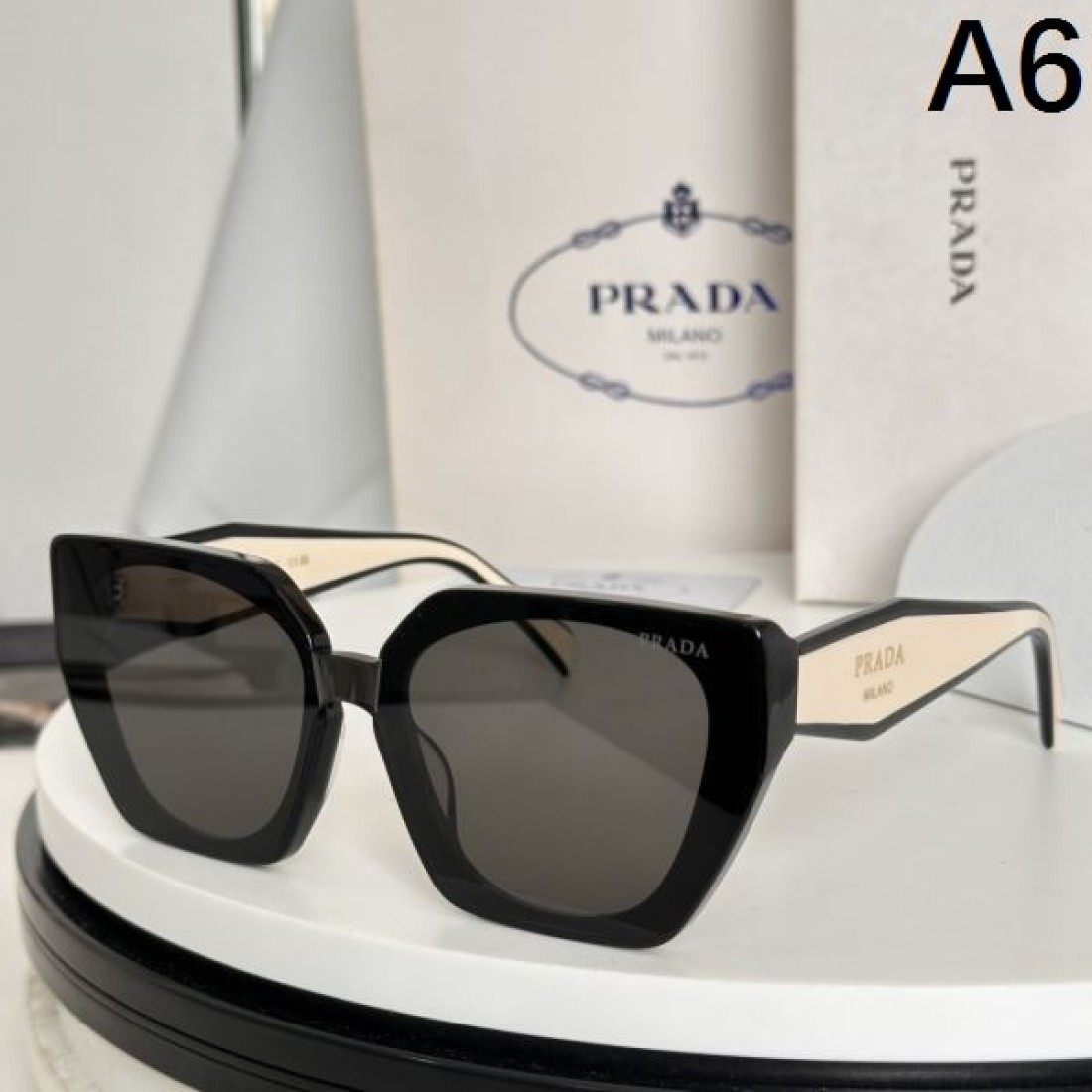 完璧なシルエット PRADA プラダ コピー サングラス 春夏の必需品