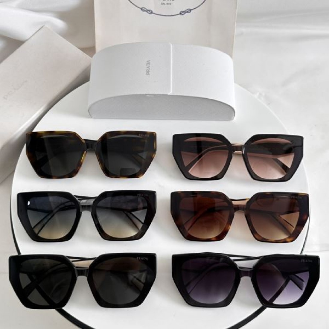 完璧なシルエット PRADA プラダ コピー サングラス 春夏の必需品