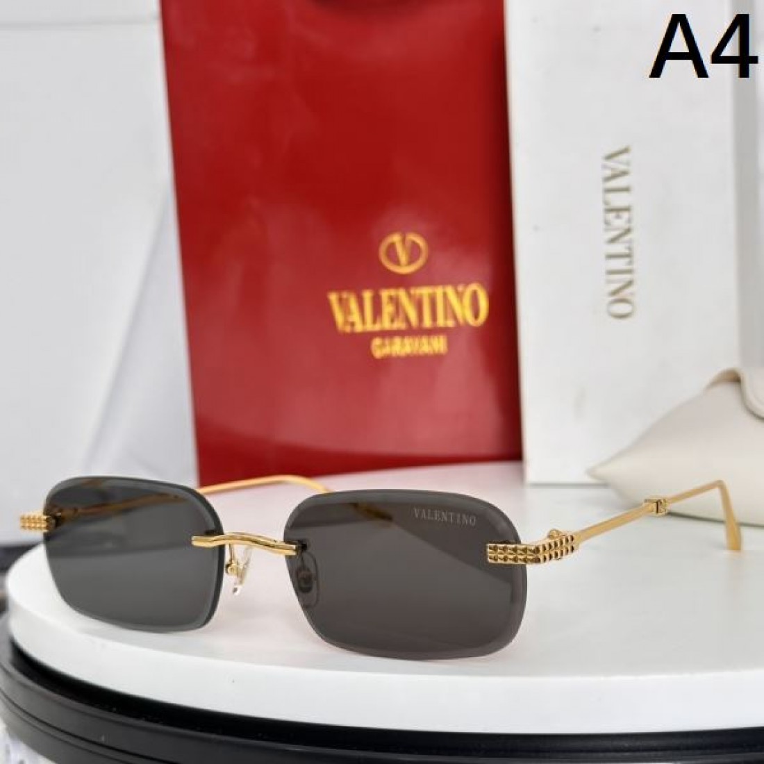 今季イチオシ VALENTINO ヴァレンティノ コピー サングラス 季節感たっぷり