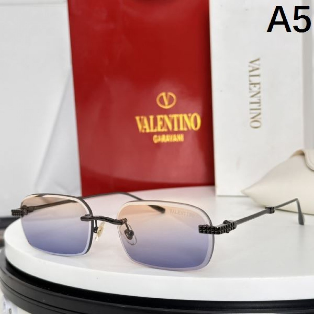 今季イチオシ VALENTINO ヴァレンティノ コピー サングラス 季節感たっぷり