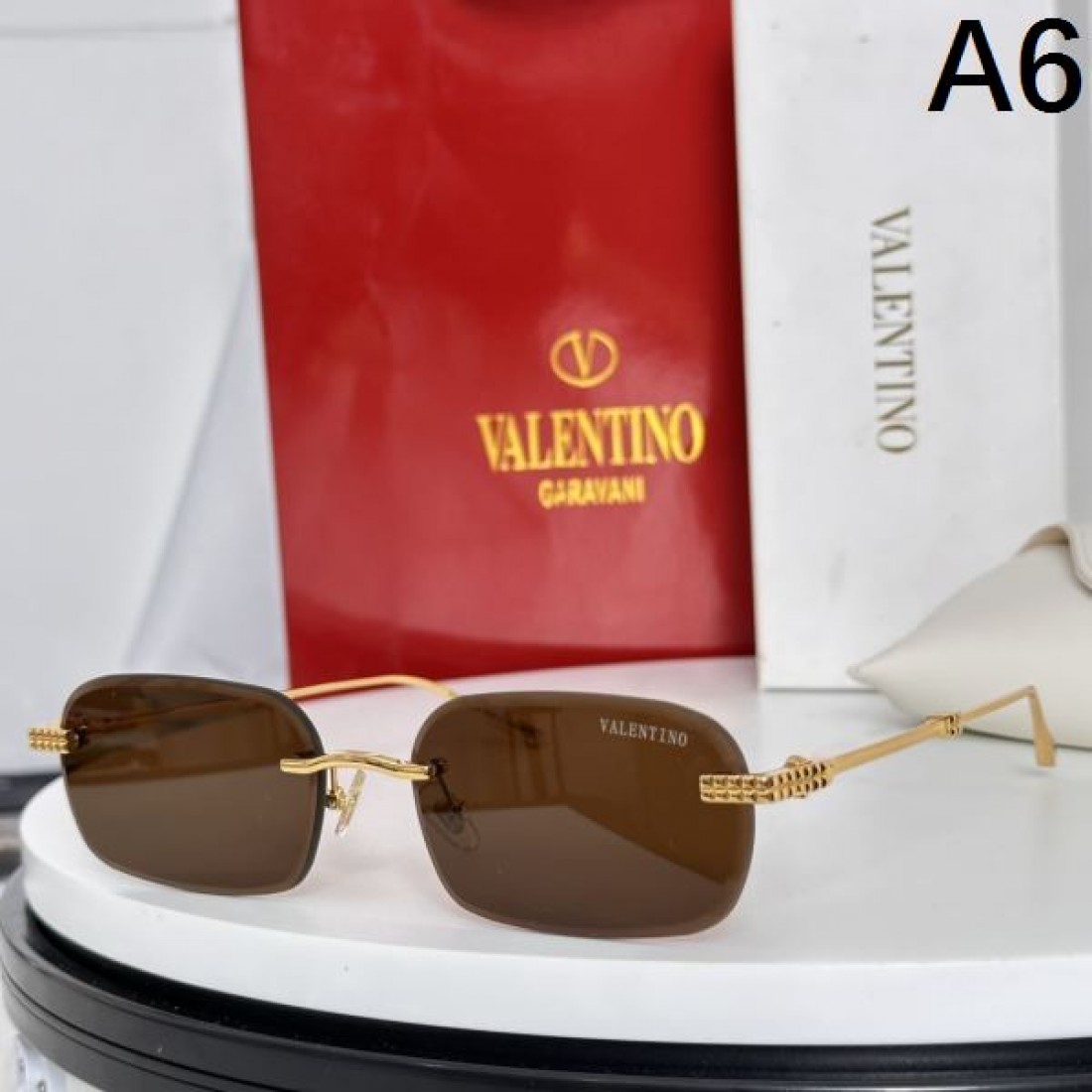 今季イチオシ VALENTINO ヴァレンティノ コピー サングラス 季節感たっぷり