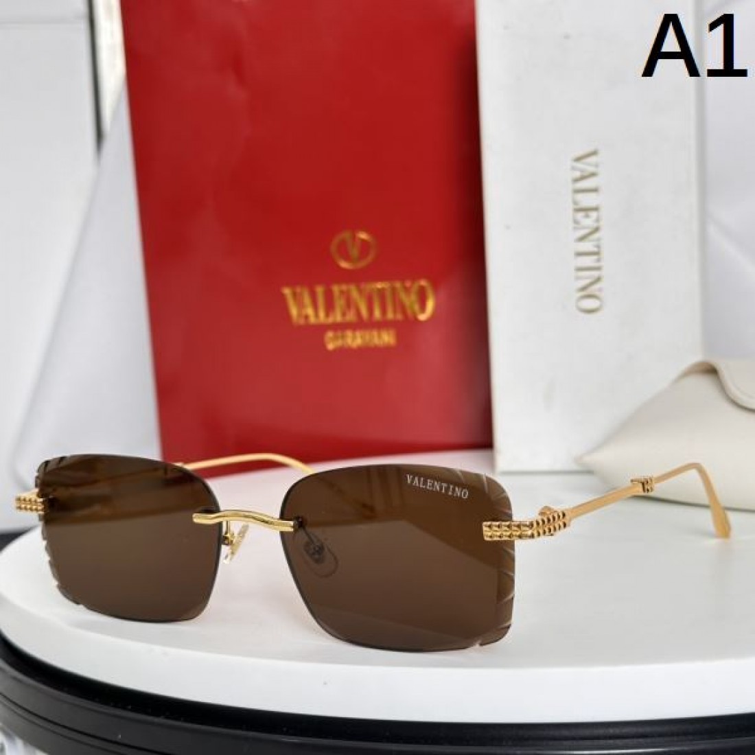 雅で洗練された VALENTINO ヴァレンティノ コピー サングラス 気品を纏う目元に