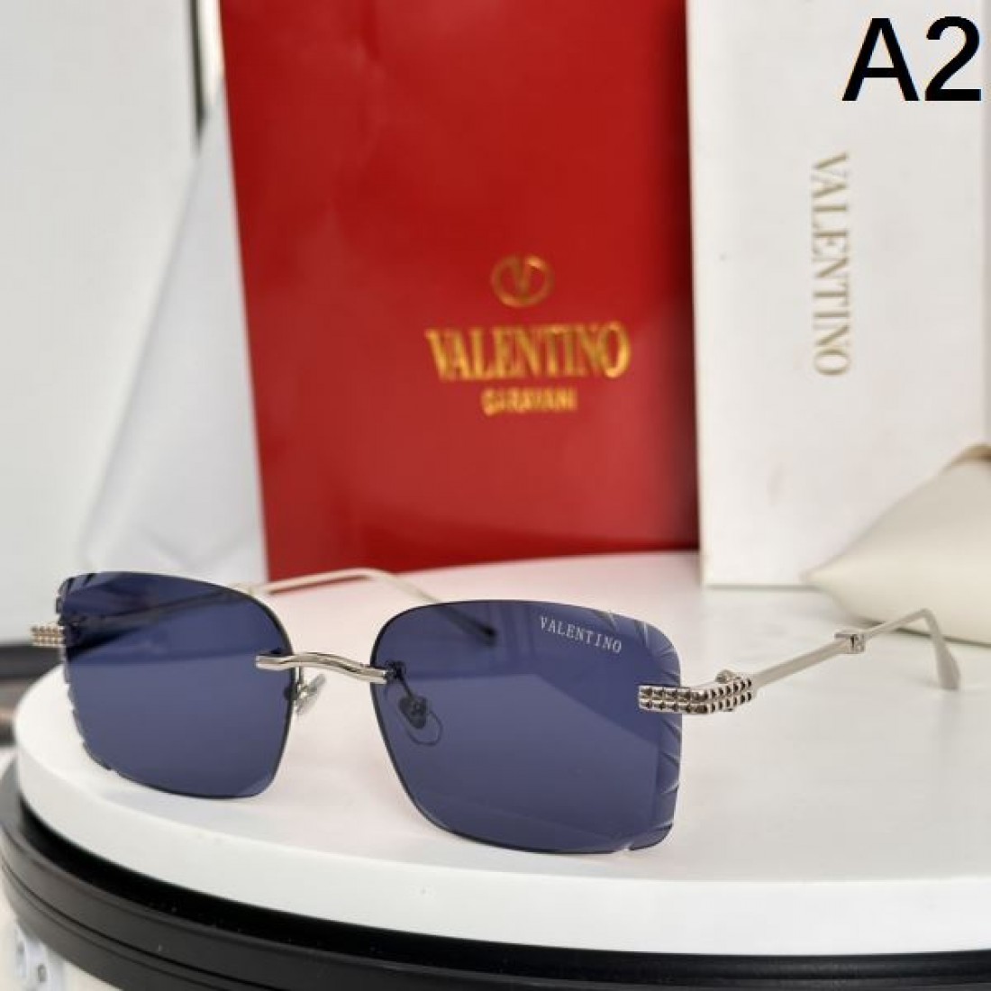 雅で洗練された VALENTINO ヴァレンティノ コピー サングラス 気品を纏う目元に