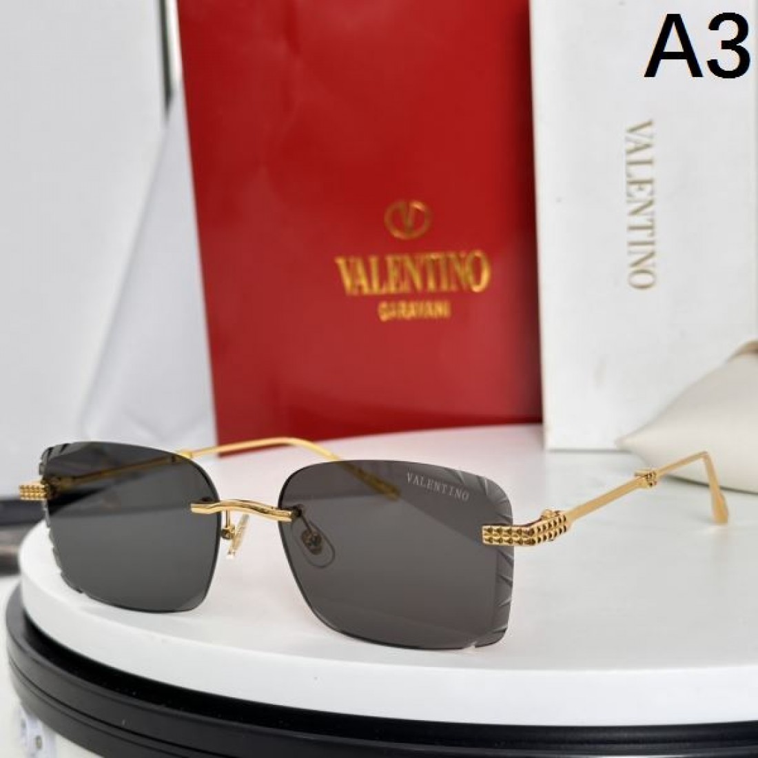 雅で洗練された VALENTINO ヴァレンティノ コピー サングラス 気品を纏う目元に