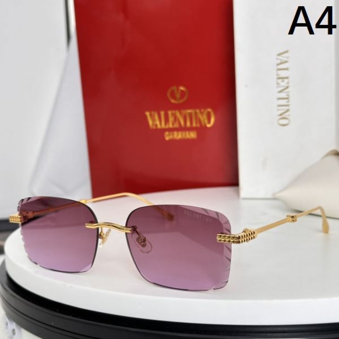 雅で洗練された VALENTINO ヴァレンティノ コピー サングラス 気品を纏う目元に