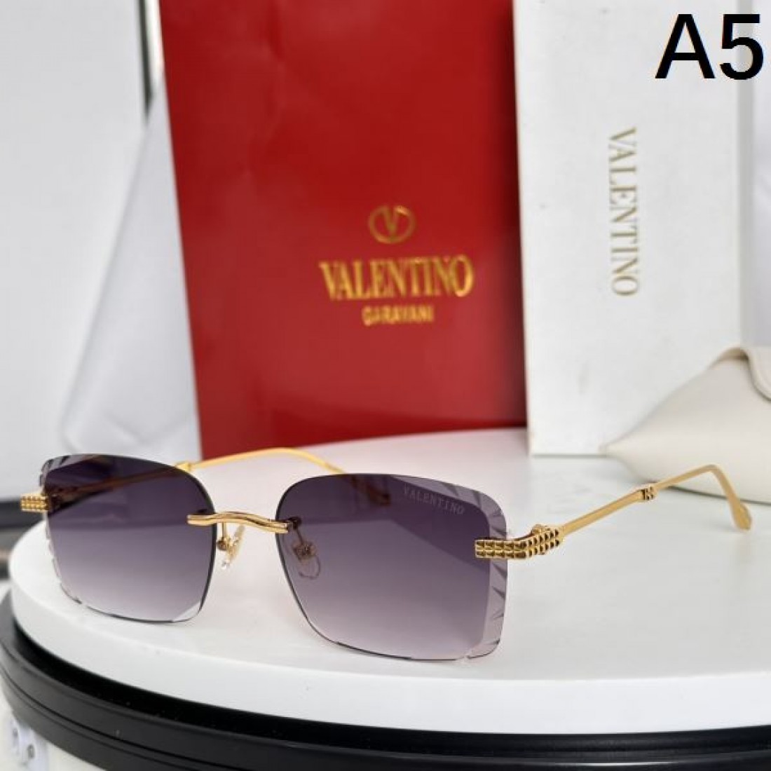 雅で洗練された VALENTINO ヴァレンティノ コピー サングラス 気品を纏う目元に