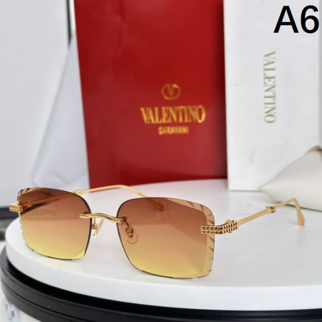 雅で洗練された VALENTINO ヴァレンティノ コピー サングラス 気品を纏う目元に