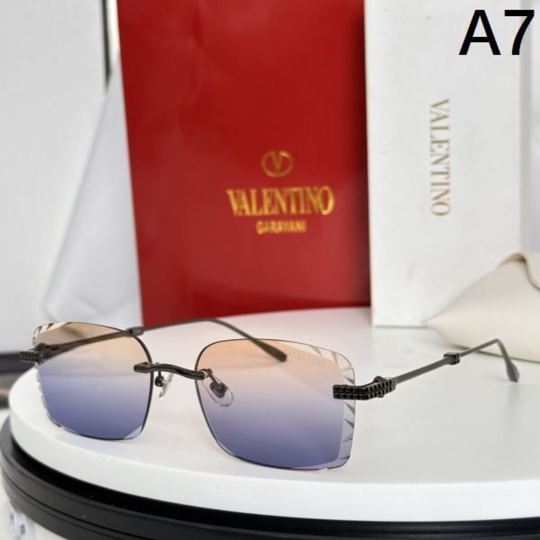 雅で洗練された VALENTINO ヴァレンティノ コピー サングラス 気品を纏う目元に
