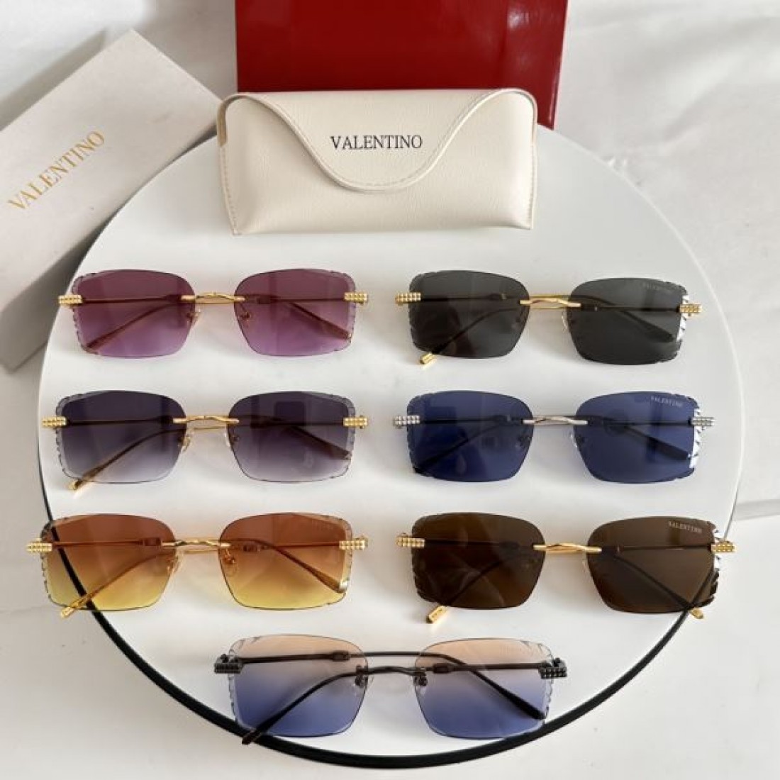 雅で洗練された VALENTINO ヴァレンティノ コピー サングラス 気品を纏う目元に
