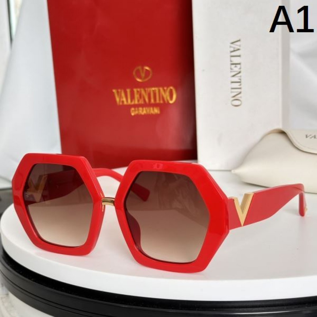 VALENTINO ヴァレンティノ コピー サングラス フェミニンで上品な光を放つデザイン