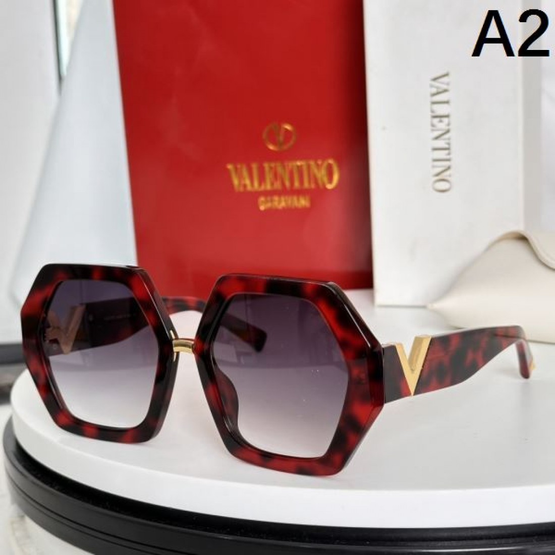 VALENTINO ヴァレンティノ コピー サングラス フェミニンで上品な光を放つデザイン