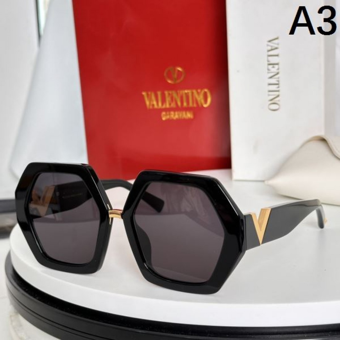 VALENTINO ヴァレンティノ コピー サングラス フェミニンで上品な光を放つデザイン