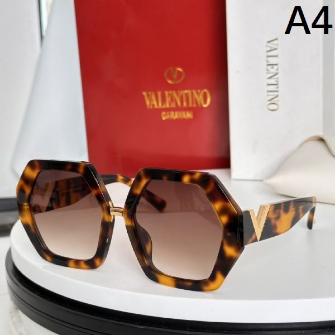 VALENTINO ヴァレンティノ コピー サングラス フェミニンで上品な光を放つデザイン