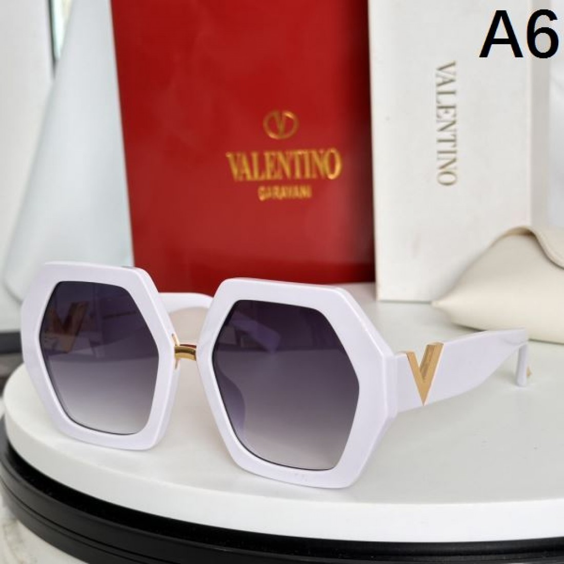 VALENTINO ヴァレンティノ コピー サングラス フェミニンで上品な光を放つデザイン