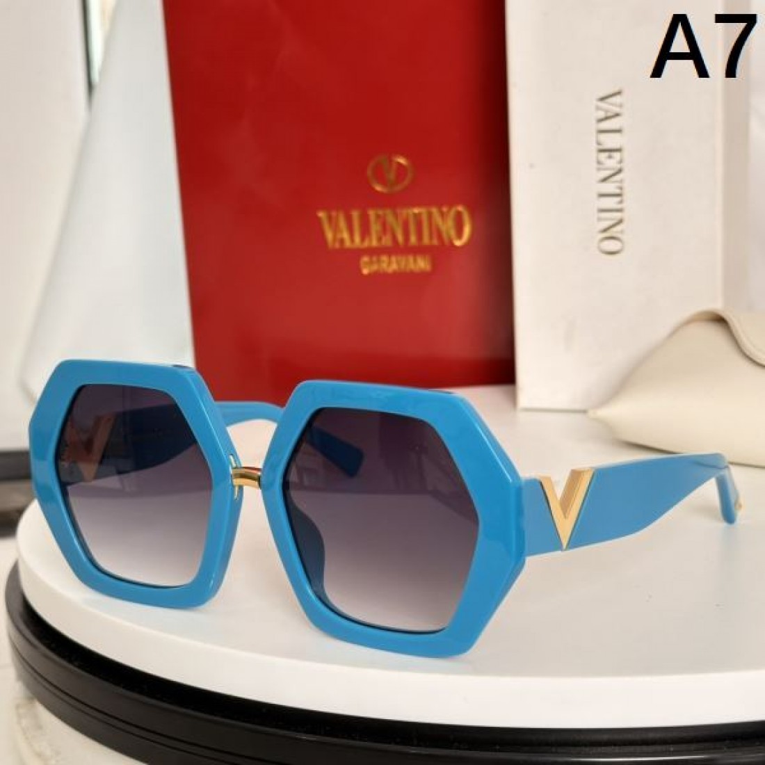 VALENTINO ヴァレンティノ コピー サングラス フェミニンで上品な光を放つデザイン
