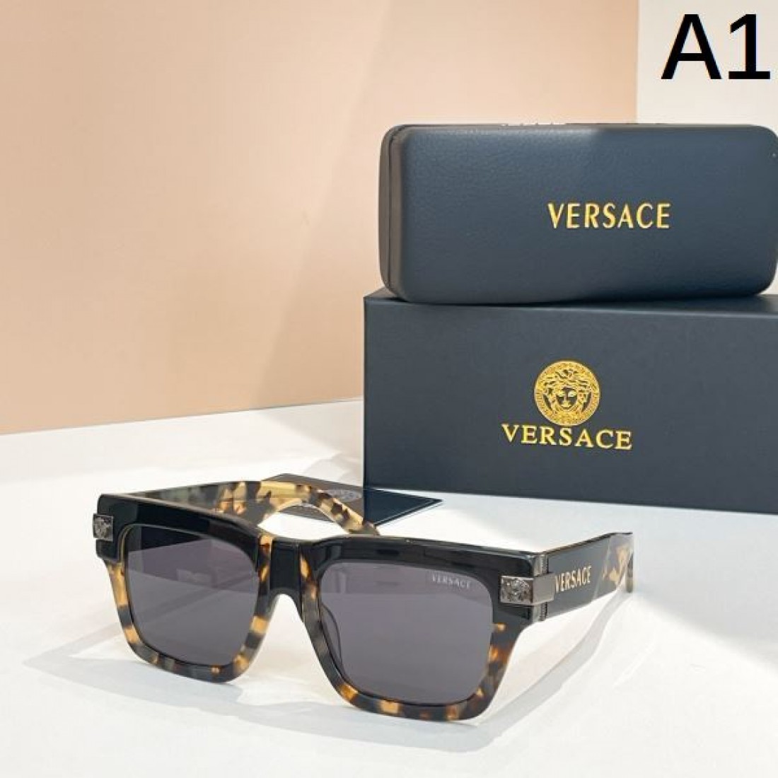 VERSACE ヴェルサーチェ コピー サングラス ゴージャスで官能的な魅力が際立つ
