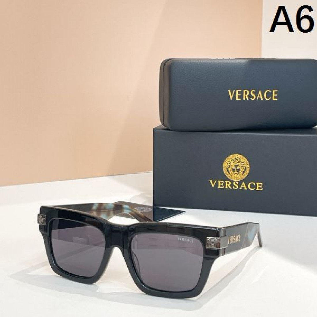 VERSACE ヴェルサーチェ コピー サングラス ゴージャスで官能的な魅力が際立つ