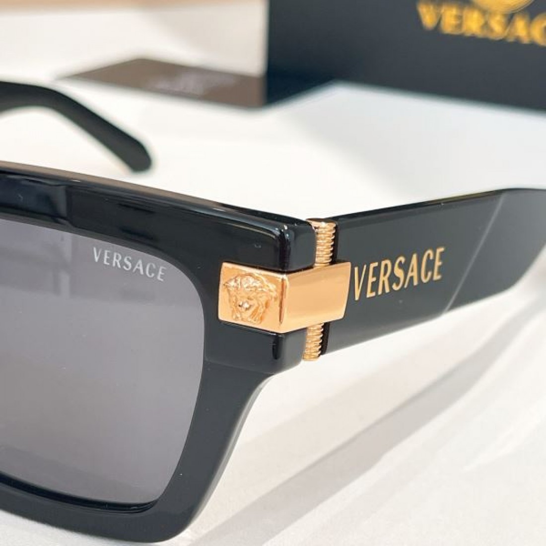 VERSACE ヴェルサーチェ コピー サングラス ゴージャスで官能的な魅力が際立つ