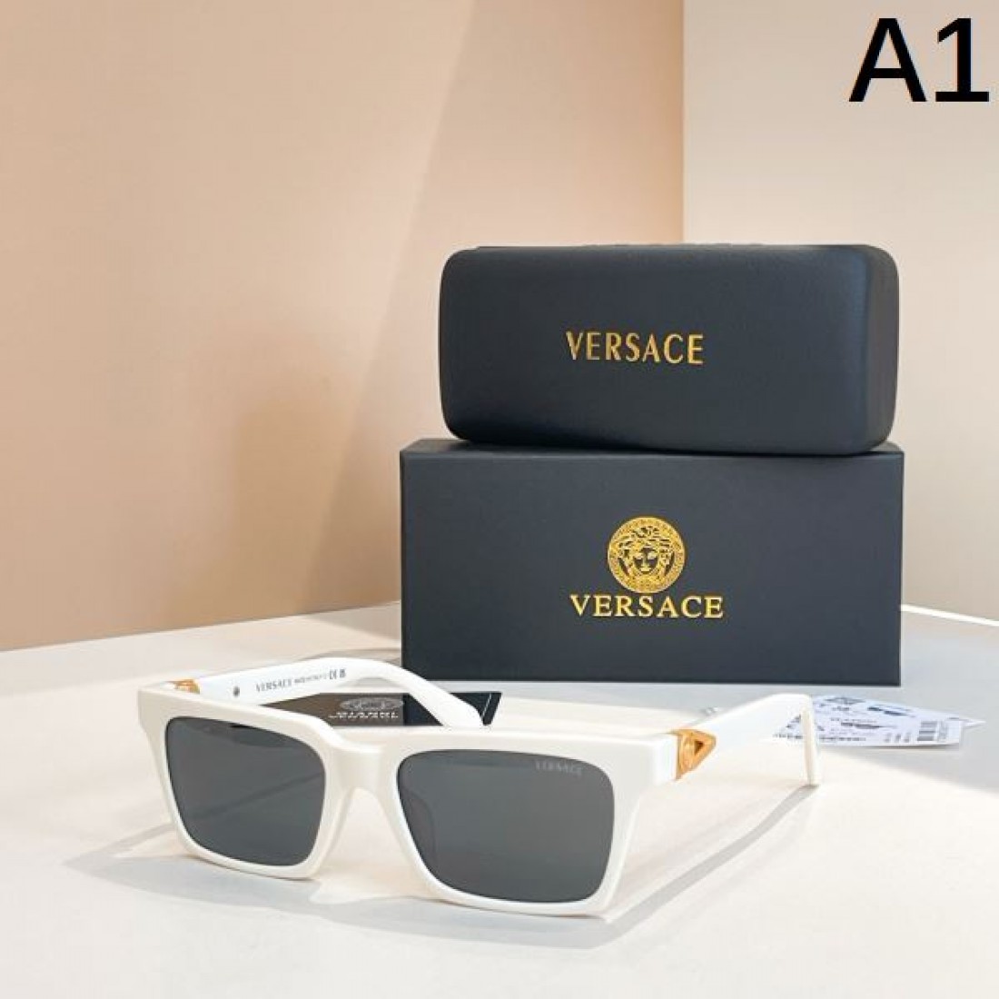 VERSACE ヴェルサーチェ コピー サングラス トレンド感あふれるエッジィな仕上がり