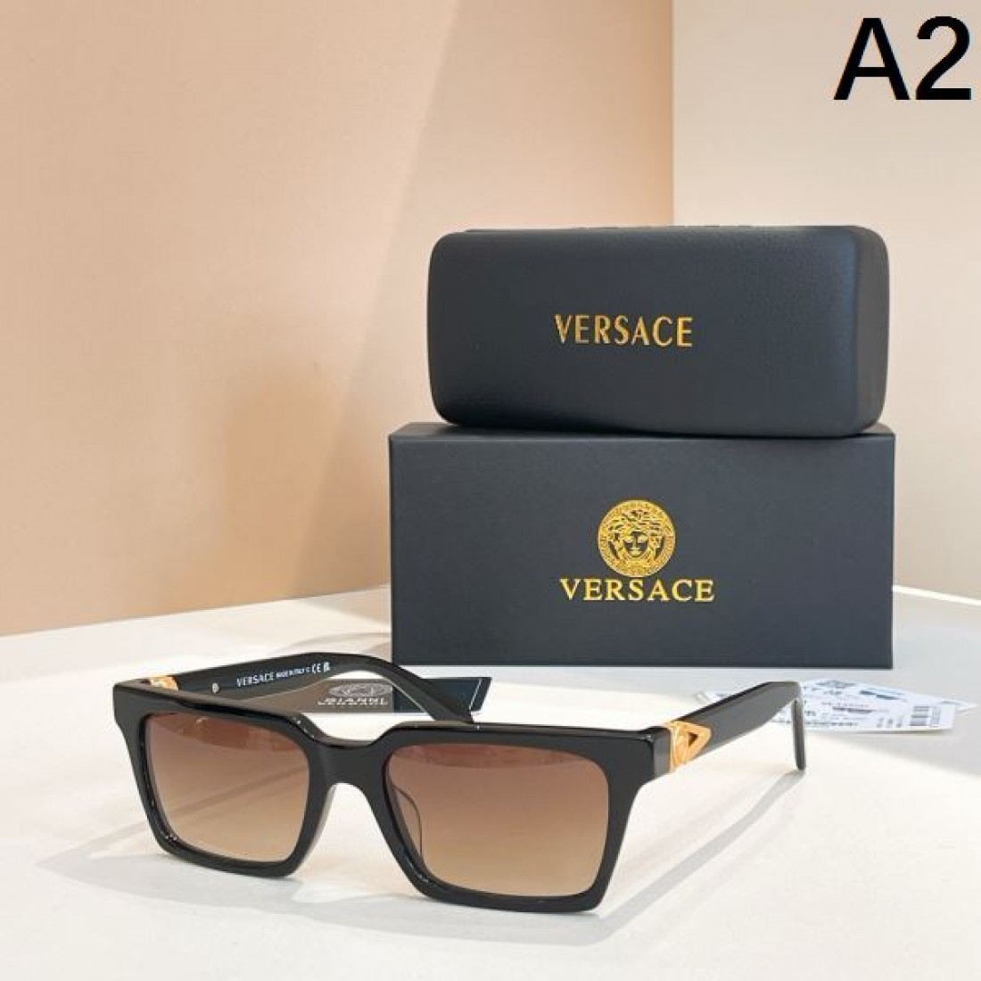 VERSACE ヴェルサーチェ コピー サングラス トレンド感あふれるエッジィな仕上がり