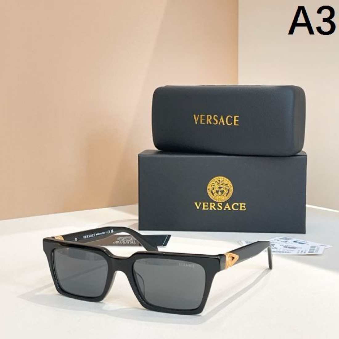 VERSACE ヴェルサーチェ コピー サングラス トレンド感あふれるエッジィな仕上がり