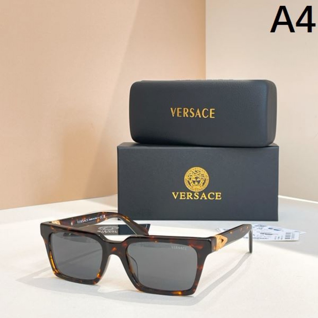 VERSACE ヴェルサーチェ コピー サングラス トレンド感あふれるエッジィな仕上がり