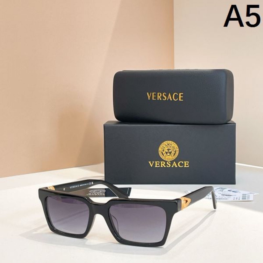 VERSACE ヴェルサーチェ コピー サングラス トレンド感あふれるエッジィな仕上がり