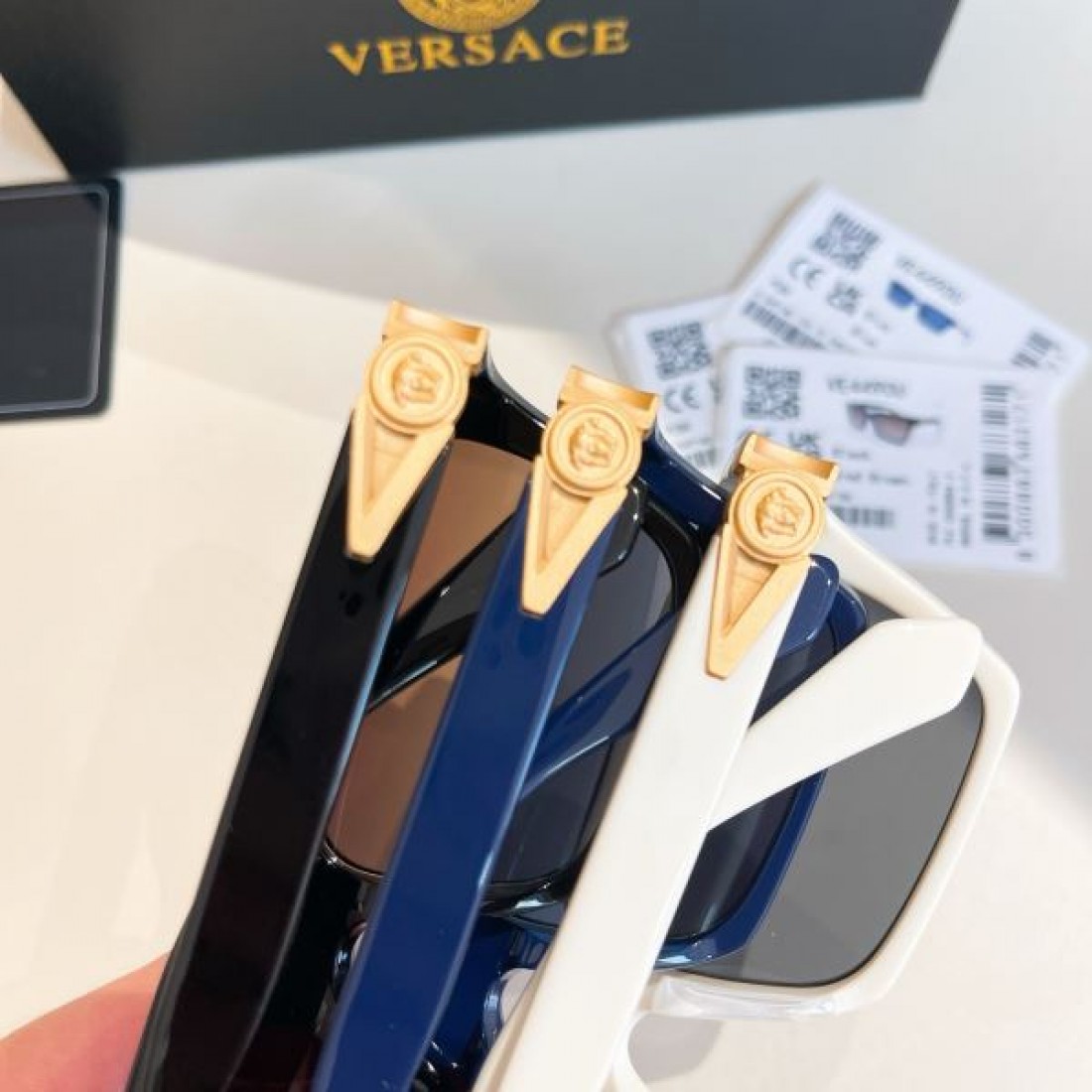 VERSACE ヴェルサーチェ コピー サングラス トレンド感あふれるエッジィな仕上がり