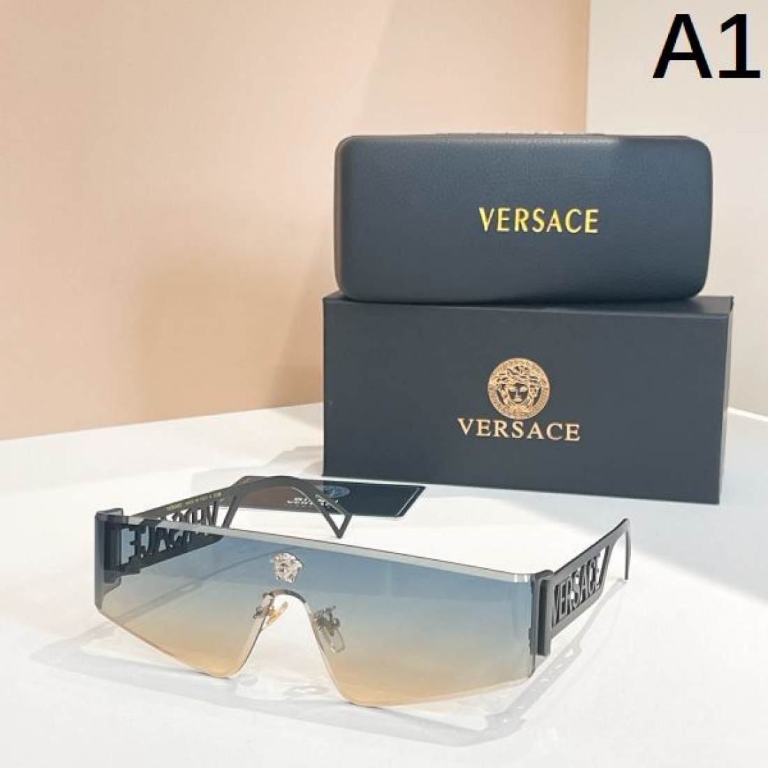 華やかでモードな VERSACE ヴェルサーチェ コピー サングラス 個性を表現する一本