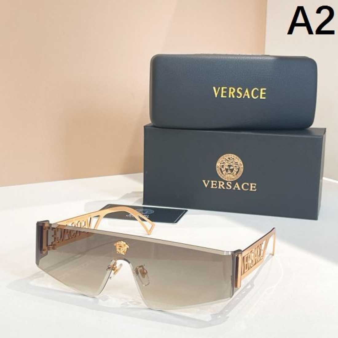 華やかでモードな VERSACE ヴェルサーチェ コピー サングラス 個性を表現する一本