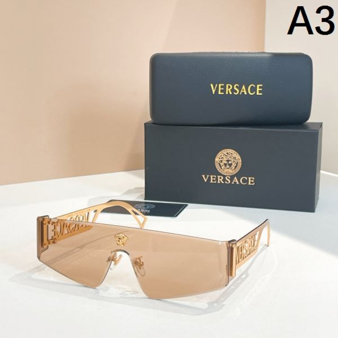 華やかでモードな VERSACE ヴェルサーチェ コピー サングラス 個性を表現する一本