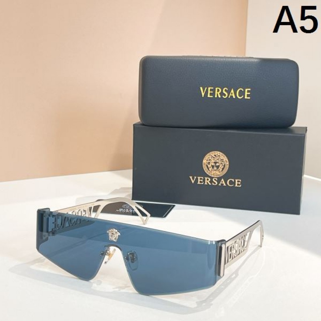 華やかでモードな VERSACE ヴェルサーチェ コピー サングラス 個性を表現する一本