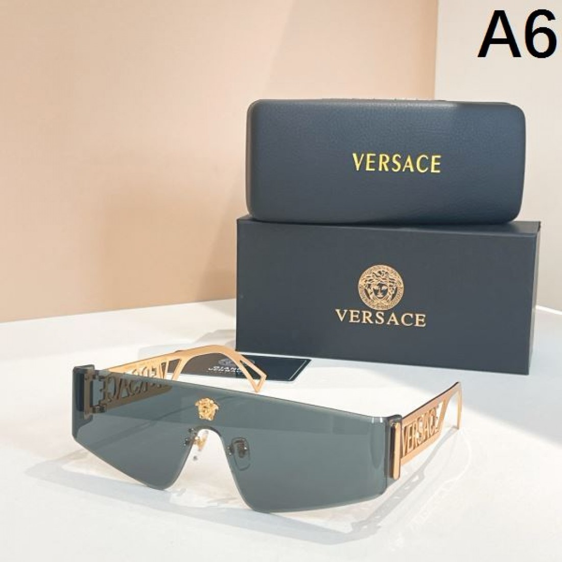 華やかでモードな VERSACE ヴェルサーチェ コピー サングラス 個性を表現する一本