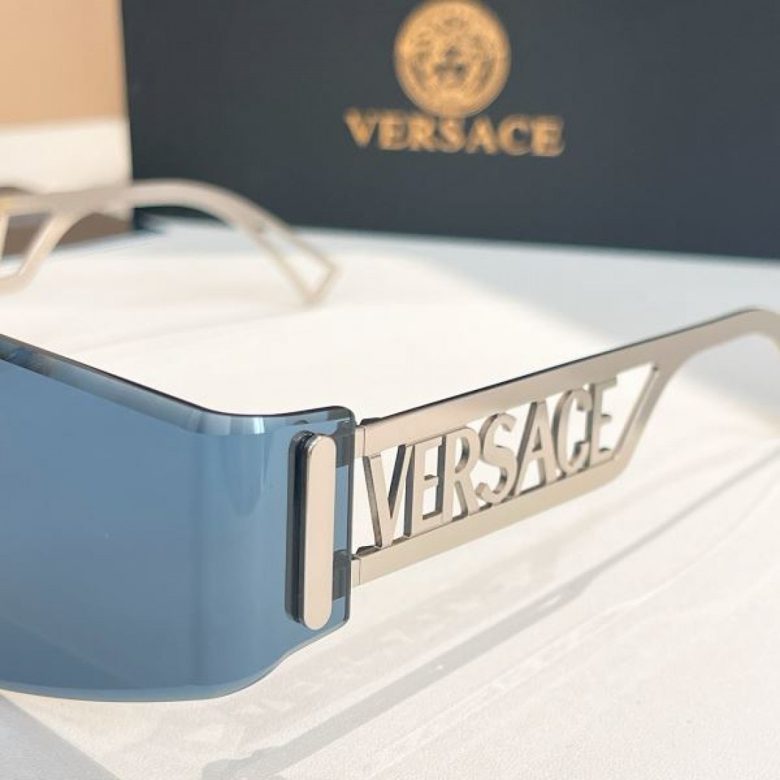 華やかでモードな VERSACE ヴェルサーチェ コピー サングラス 個性を表現する一本