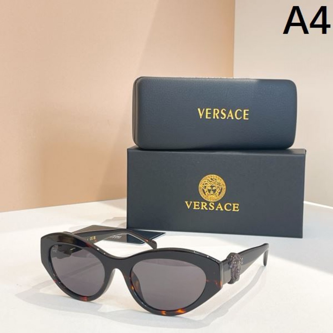 華やかでダイナミックな VERSACE ヴェルサーチェ コピー サングラス