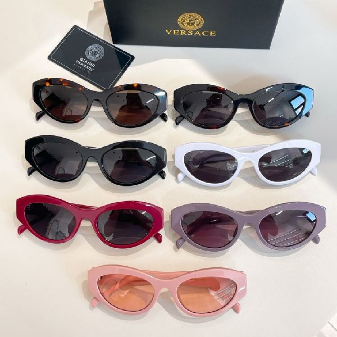 華やかでダイナミックな VERSACE ヴェルサーチェ コピー サングラス