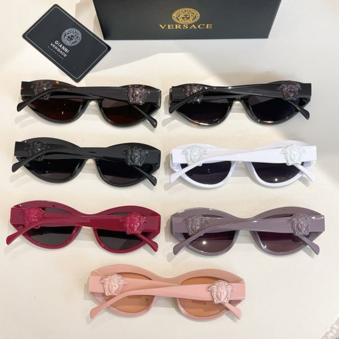 華やかでダイナミックな VERSACE ヴェルサーチェ コピー サングラス