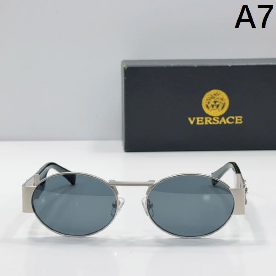 洗練美と重厚感が融合した ヴェルサーチェ コピー サングラス VERSACE 