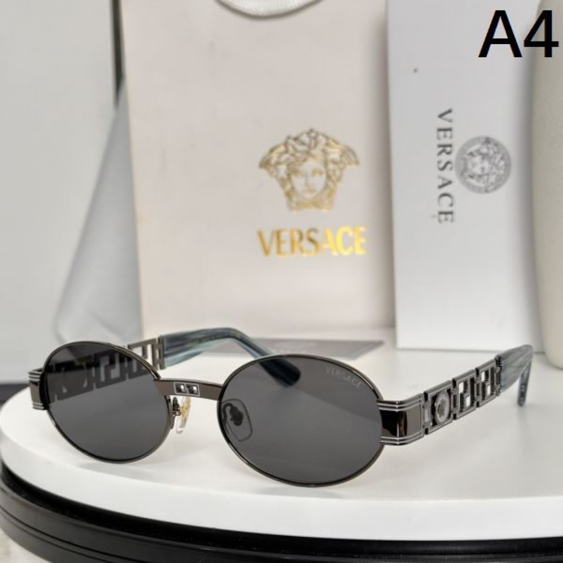 VERSACE 上質で個性的なスタイルを演出する ヴェルサーチェ コピー サングラス
