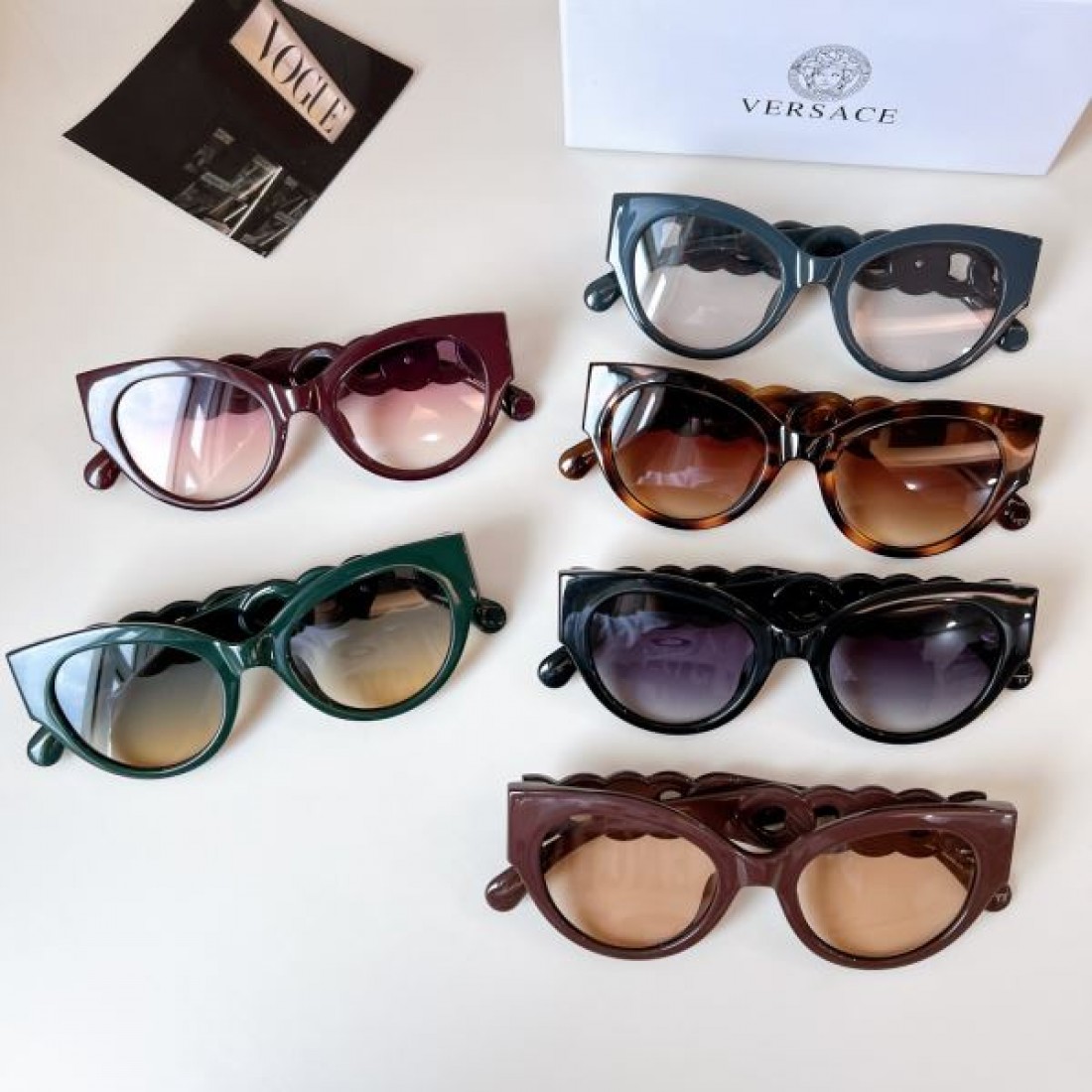 エネルギッシュでスタイリッシュな VERSACE ヴェルサーチェ コピー サングラス 