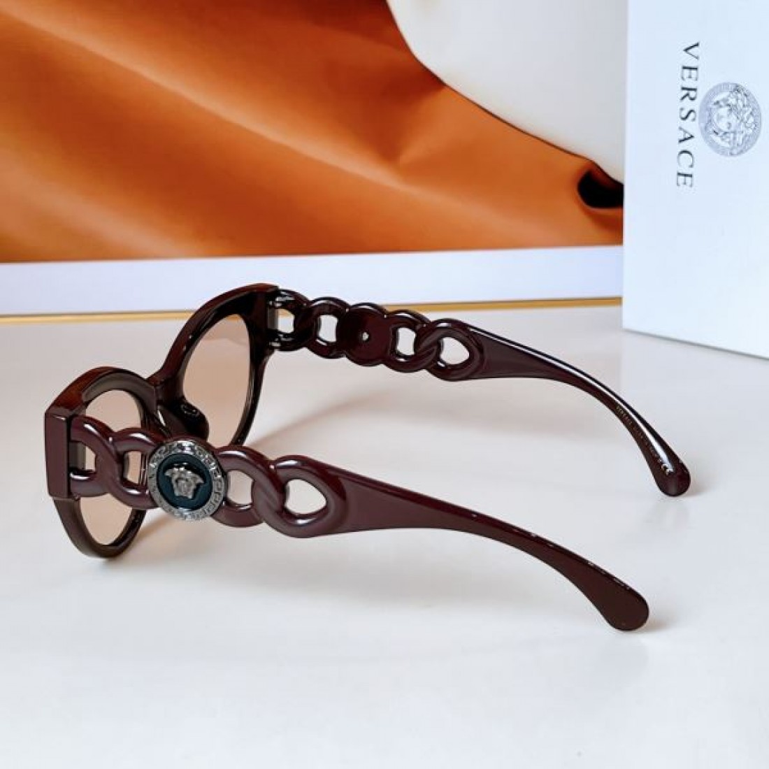 エネルギッシュでスタイリッシュな VERSACE ヴェルサーチェ コピー サングラス 