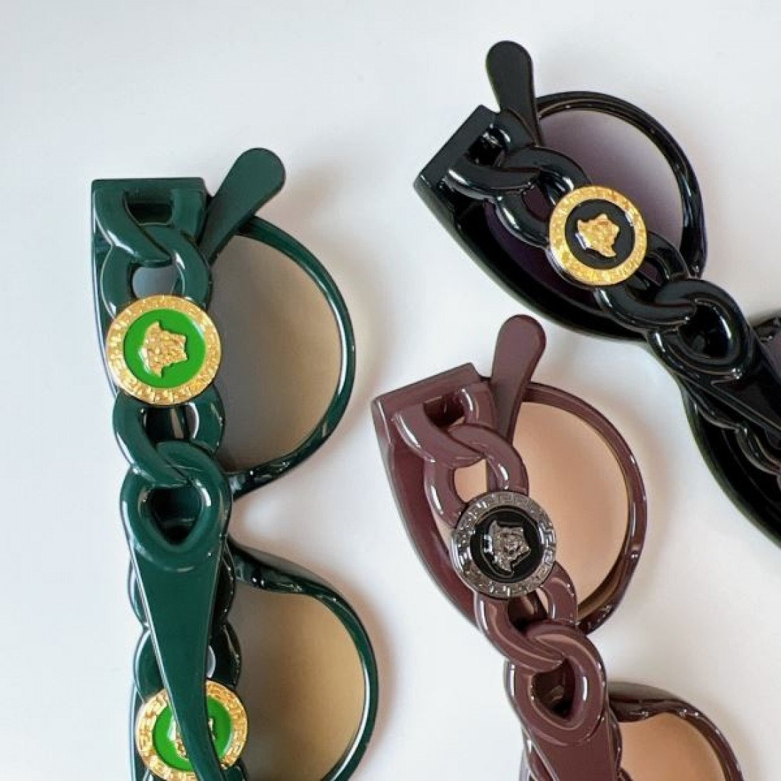 エネルギッシュでスタイリッシュな VERSACE ヴェルサーチェ コピー サングラス 