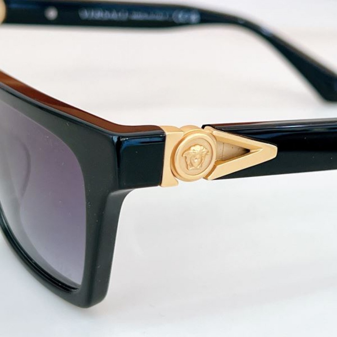 大胆かつエレガントな雰囲気漂う ヴェルサーチェ コピー サングラス VERSACE