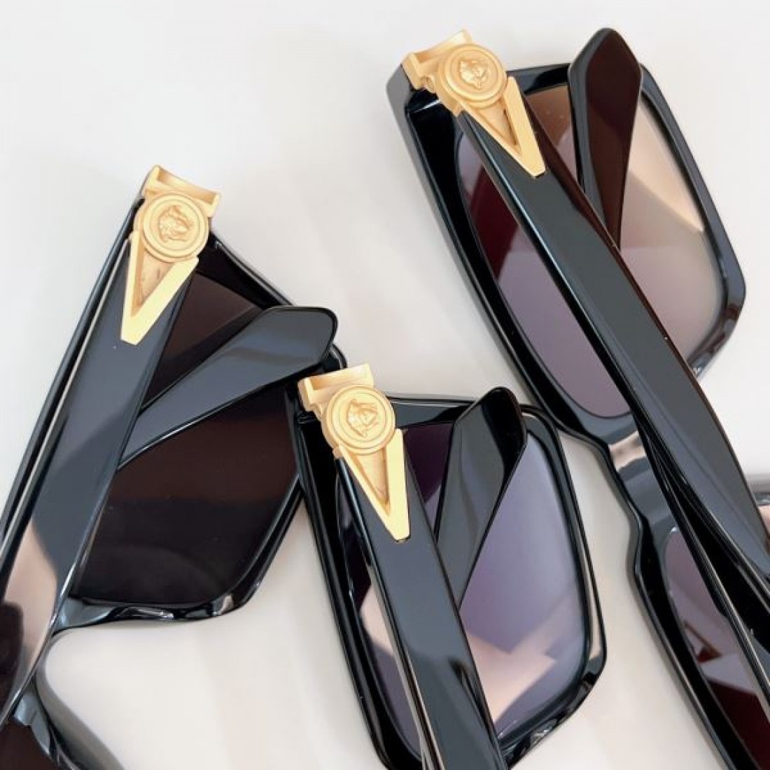 大胆かつエレガントな雰囲気漂う ヴェルサーチェ コピー サングラス VERSACE