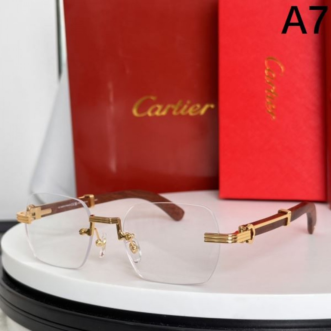 上品 重厚感のある CARTIER カルティエ コピー 透明サングラス 