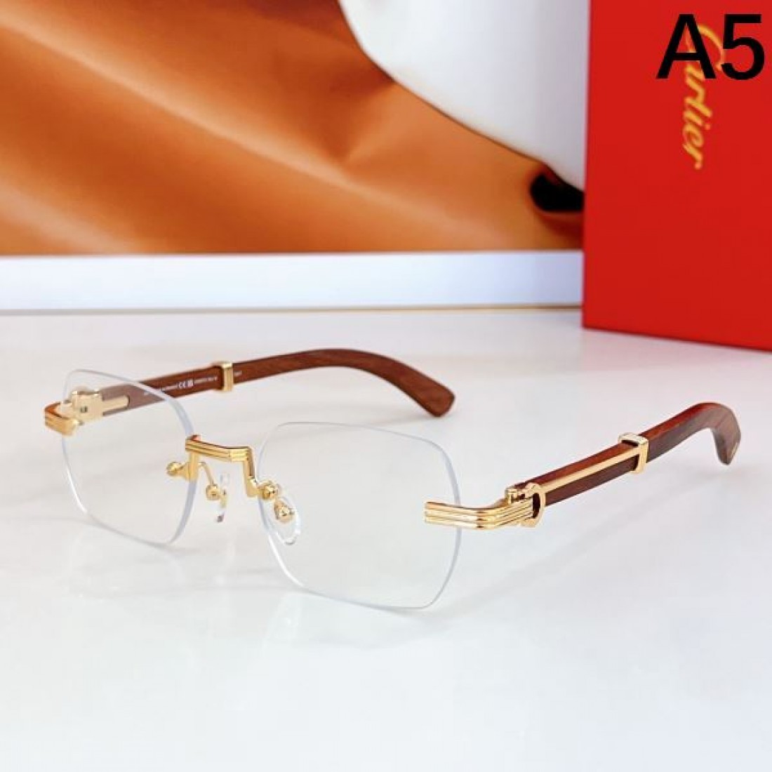輝きを放つ カルティエ コピー 透明サングラス CARTIER 贅沢な