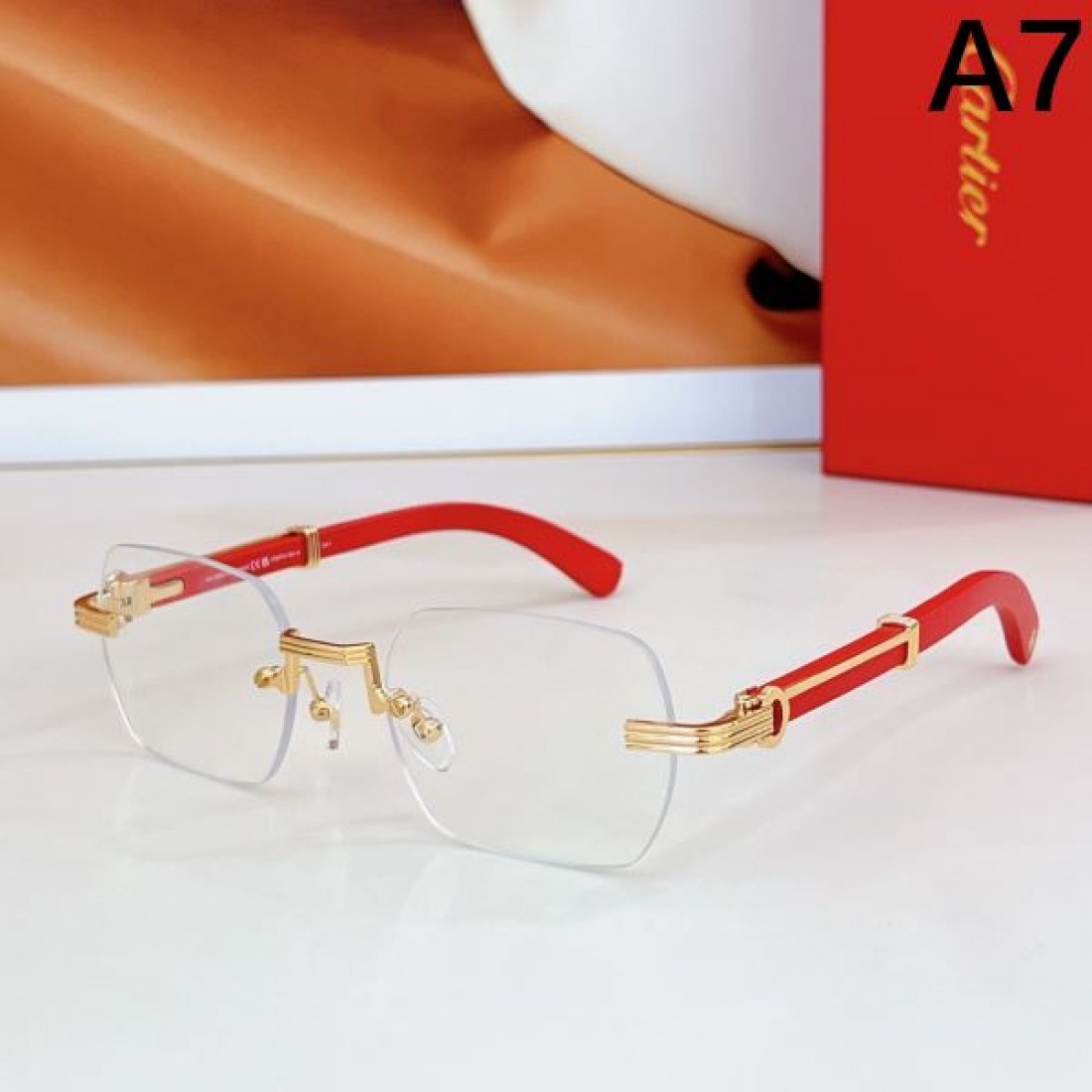 輝きを放つ カルティエ コピー 透明サングラス CARTIER 贅沢な